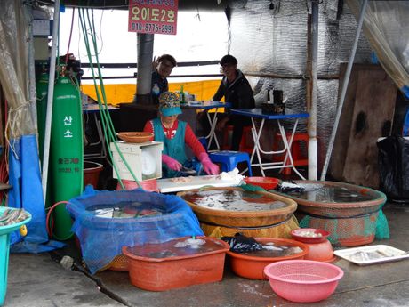 Fish vendors also cook your seafood on the spot