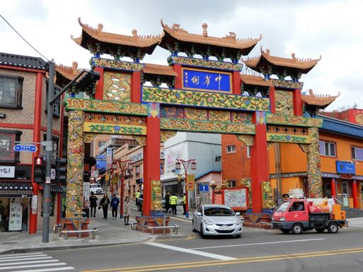 The main gate (pai-loo) of Chinatown.