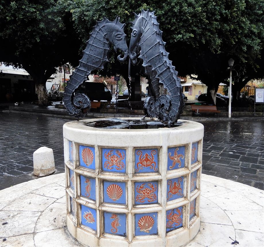 The “Square of the Hebrew Martyrs” fountain.