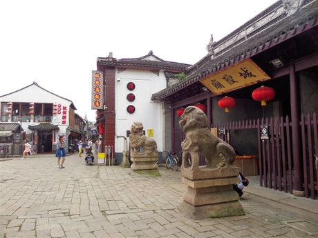 The entrance of the Town God Temple.