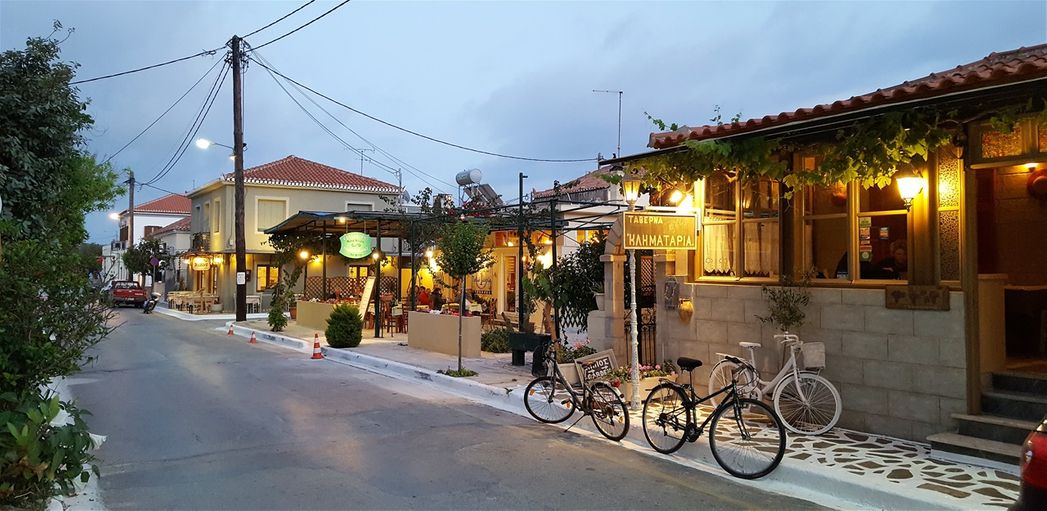 Most restaurants in Methoni are in Miaouli street.