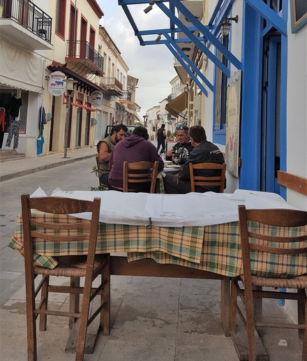 Alektor restaurant tables on the pavement of Episkopou Grigoriou street.
