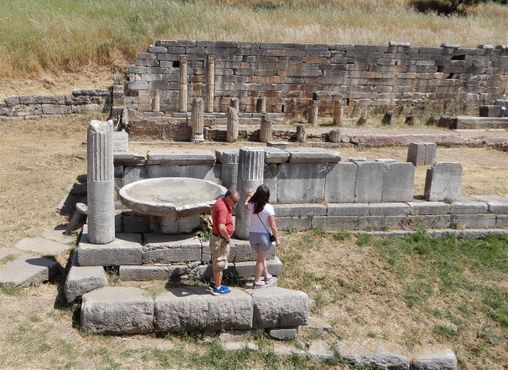 Between the Theater and the Market stands a great fountain. The traveler Pausanias tells us that the Fountain of the Agora had the name of Arsinoe, the daughter of the mythical king of Messina Leukippos and mother Asclepius. The fountain includes an elongated reservoir of approximately 40m length.
