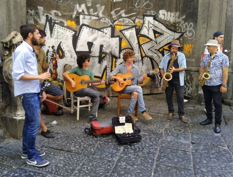 Street musicians in Via San Biagio Dei Librai.