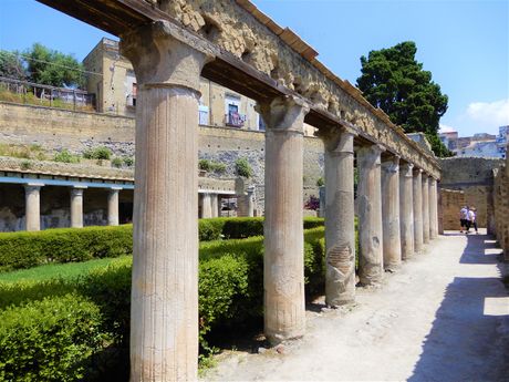 The large three-armed peristyle of the House of Argos.