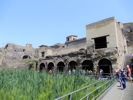 The boathouses under the Sacred Area, where the sceletons were found.  The stairs to the right lead to the Terrace of Nonius Balbus.