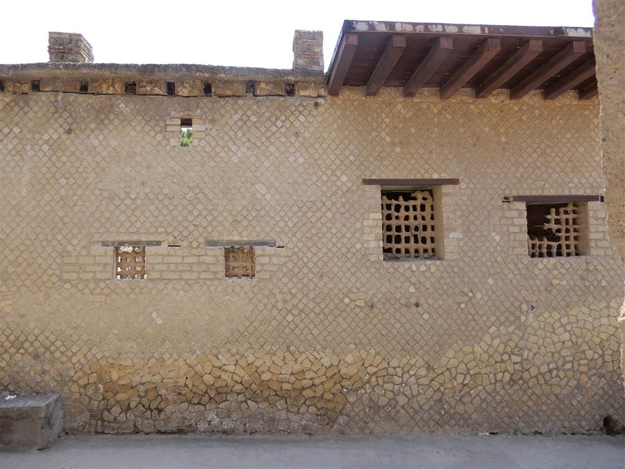 The exterior of the House of the Alcove, on Cardo IV inferiore.
