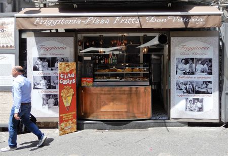 At the restaurant ‘pizze fritte - friggitoria don vittorio’ located at Piazzetta Nilo, one can see pictures of Sofia Loren as Donna Sofia in De Sica’s film.