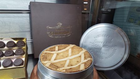 Pastiera in its metal 
