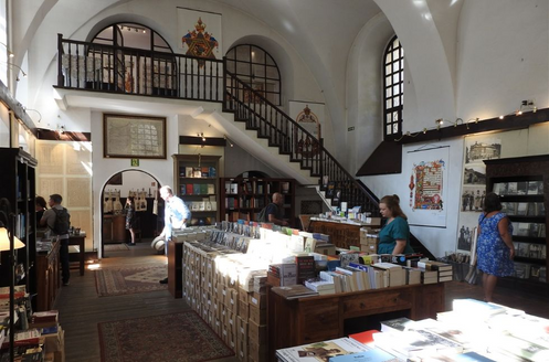 Inside Synagoga Poperra bookshop.