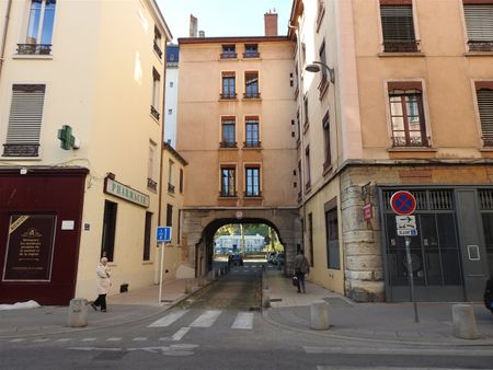 The arch that connects Place d’Ainay to the left bank of Saône River.