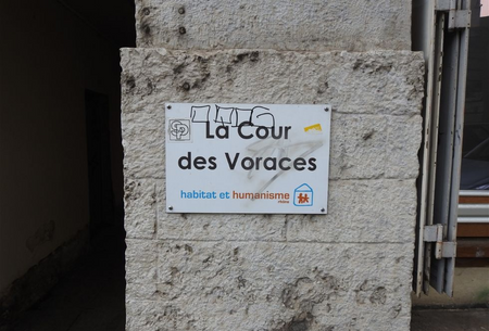 Placard placed at no 14bis of the Montée de Saint-Sébastien, indicating the entrance to 