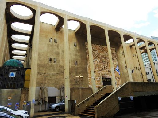 Completed in 1926, Tel Aviv’s Great Synagogue is also the architectural brainchild of Yehuda Magidovitch and is considered an early example of how he peppered his eclectic style buildings with Art Deco themes. The building’s outer facade was done by architect Ze’ev Rechter at the end of the 1930s as part of a masterplan to build an Italian-style plaza around the building.