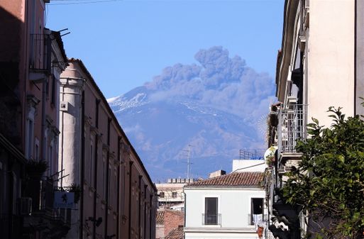 Via Castello Ursino. The Etna eruption of December 2018.