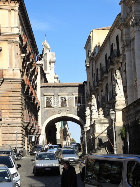 The San Benedetto arch and the beginning of Via dei Crociferi.