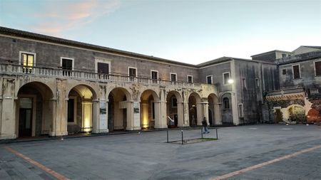 The only late-medieval testimony of the Palazzo Platamone is represented by the loggia, which overlooks a small balcony that seems almost set against the backdrop of the monastery courtyard (on the right of the picture).