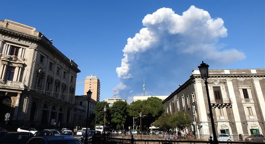The december 2018 Etna eruption seen from Piazza Stesicoro (looking towards the north).