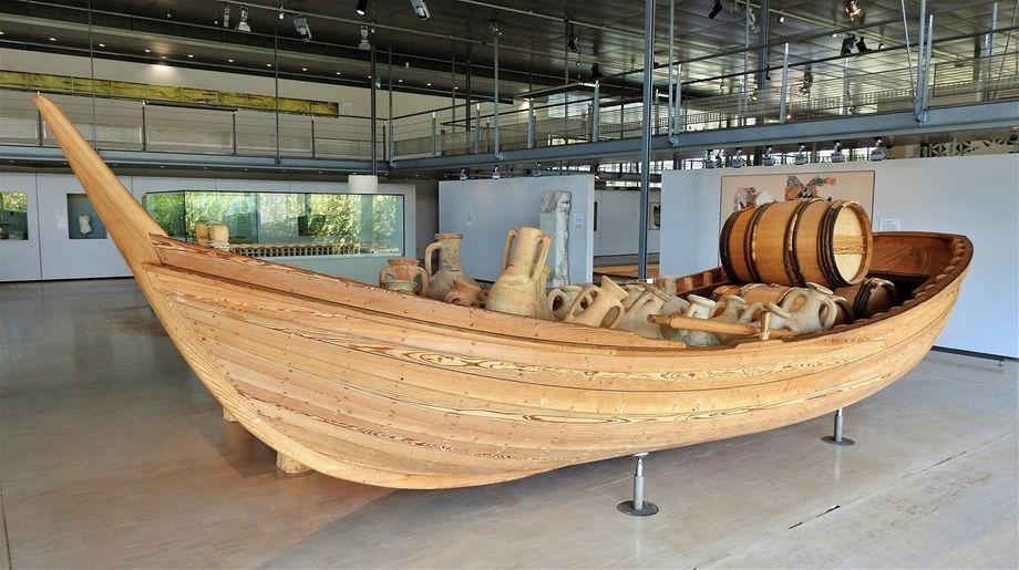 Reconstitution of a boat loaded with amphoras and barrels, replica of a harbor craft discovered in Toulon.
