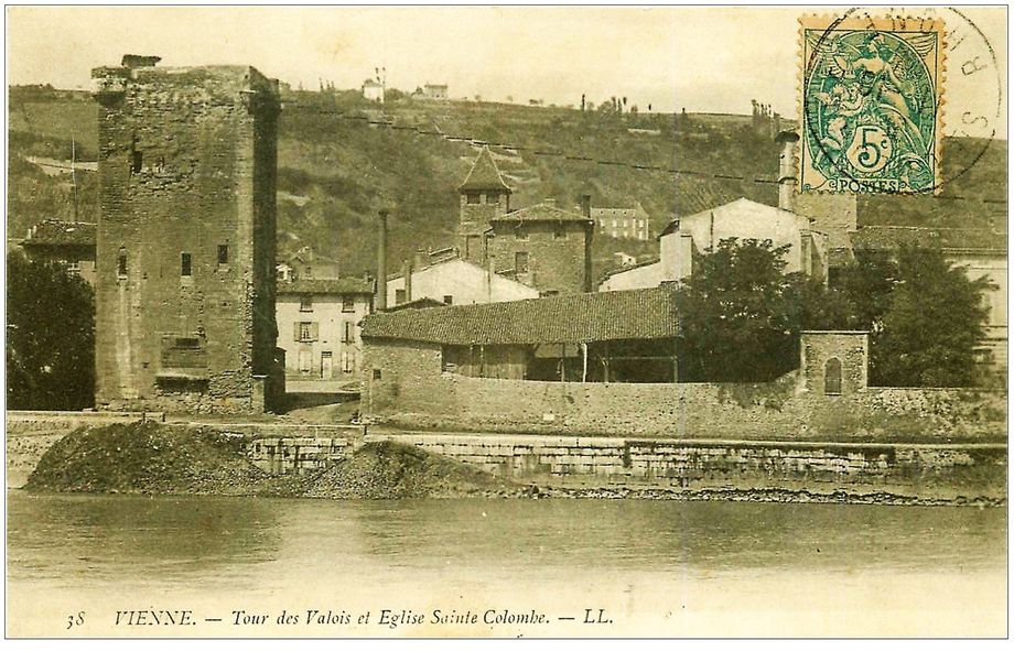 A 1906 picture (postcard) of the Tour des Valois and the church next door (Eglise Sainte Colombe).
