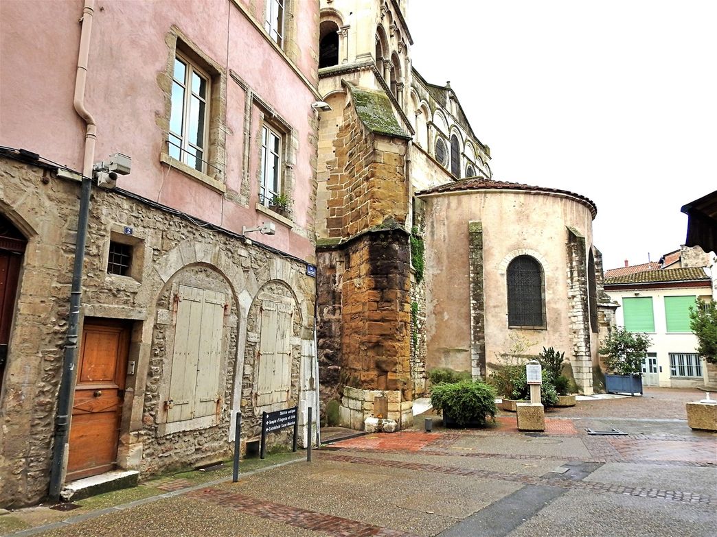 The back side of Église Saint-André-le-bas (Rue des Clercs).