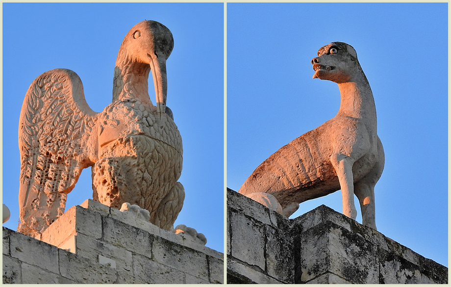 Sculptures on the top of Porta Reale.