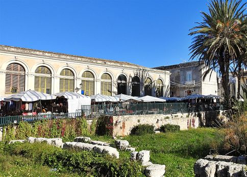 The Old market (Antico mercato di Ortigia) building is located next to the Temple of Apollo archeological site.