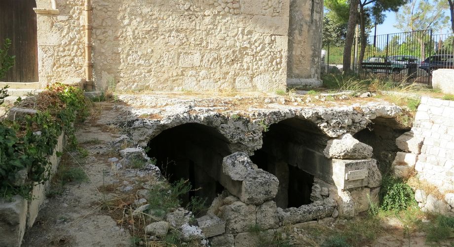 The Roman pool under Chiesa San Nicolò ai Cordari.