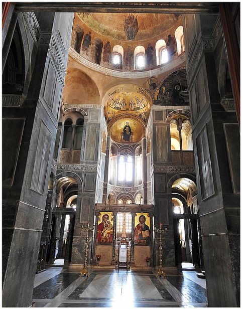 The iconostasis and the sanctuary of the katholikon.