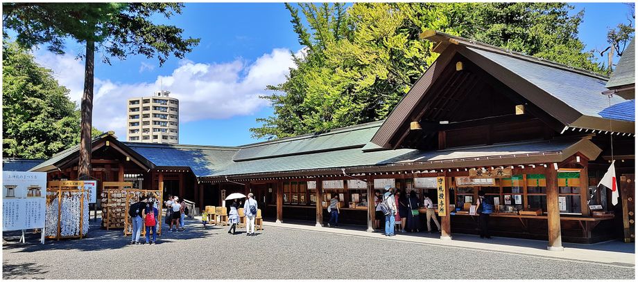Hokkaido Shrine (the main courtyard).