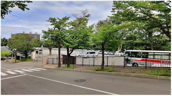 The free parking lot opposite Sanroku Station.