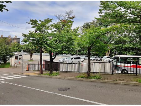 The free parking lot opposite Sanroku Station.
