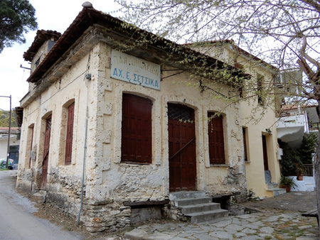 The old convenience store in the center of Metaxochori.