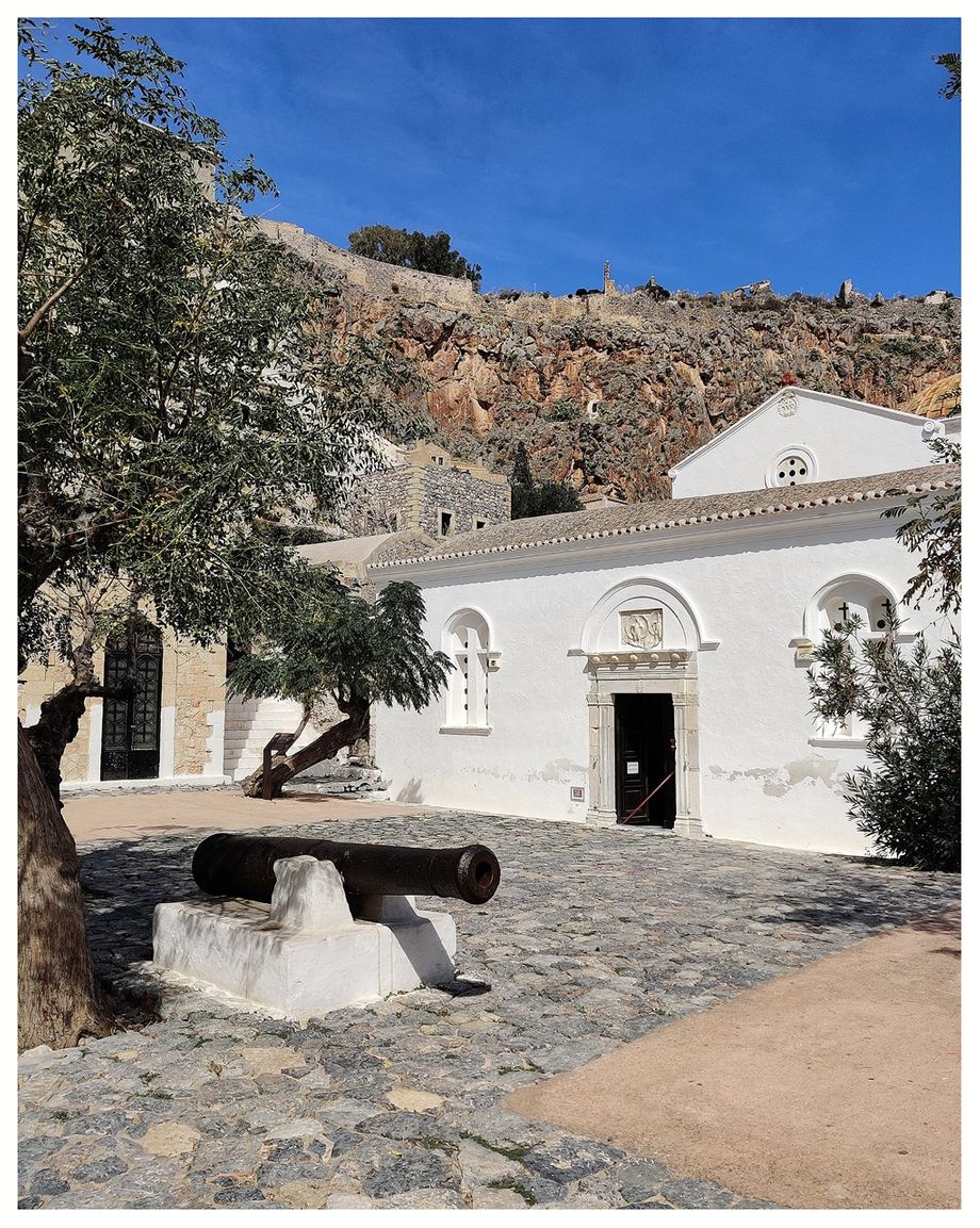 The entrance of the “Church of Elkomenos Christos” and the cannon that gave the name to 