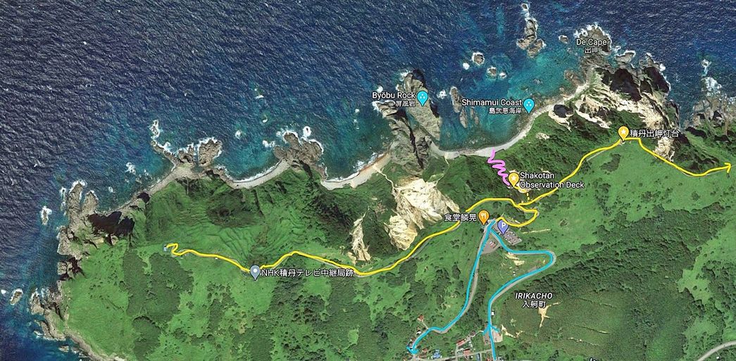 Shimamui coast on the map. The blue line shows the detour of Route913. The yellow line show the main trails and the star at the right of the map shows the Cape Shakode Lighthouse. The pink trail shows the steps going from the Shakotan Observation deck down to the Shimamui beach