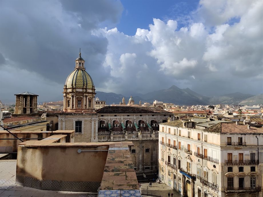 The convent's rooftop terraces offer spectacular 360 ° views of the city. Here's a view towards the west.